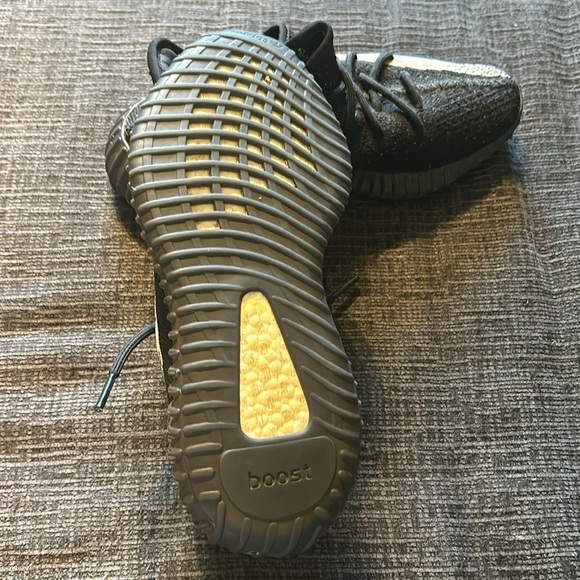 Men’s Yeezy Boost 350 V2 Oreos - Picture 3 of 3